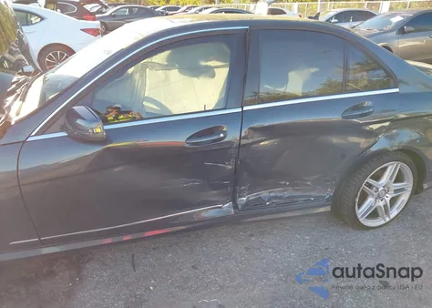 2010 Mercedes-Benz C 300 Luxury/Sport z USA, uszkodzony, nr VIN WDDGF5EB1AF411433